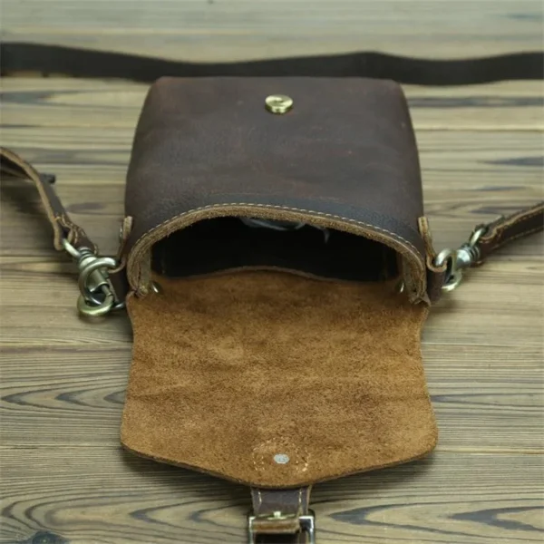 interieur Sac rétro marron foncé en cuir souple avec design carré vertical