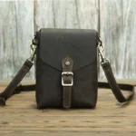 Sac bandoulière en cuir marron avec fermeture magnétique