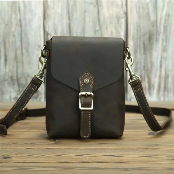 Sac bandoulière en cuir marron avec fermeture magnétique