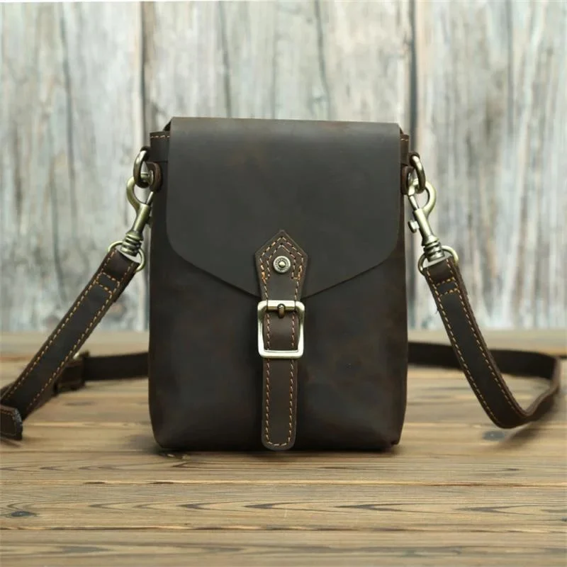 Sac bandoulière en cuir marron avec fermeture magnétique