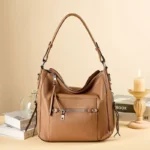 Vue latérale du sac bandoulière noir avec fermeture éclair