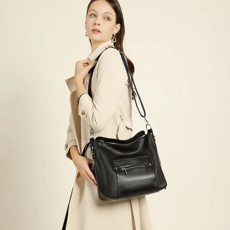 Femme portant un sac bandoulière design rétro noir