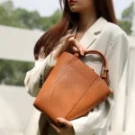 Sac cabas en cuir véritable porté par une femme