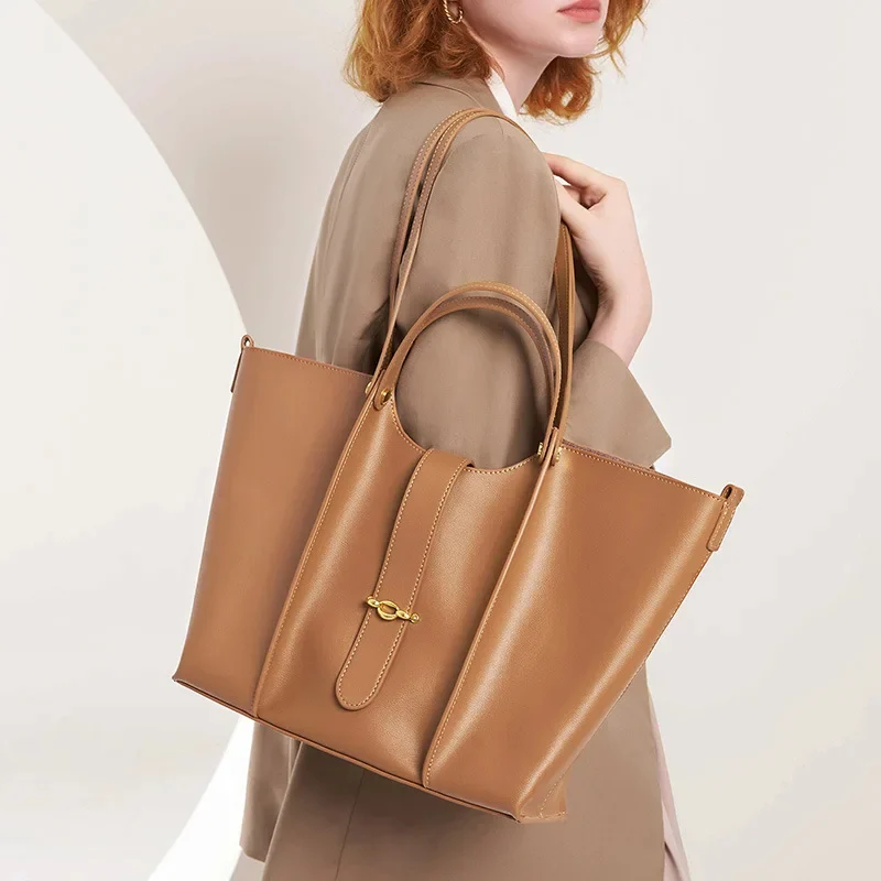 Sac Cabas en Cuir Véritable Grande Capacité pour Femme - Modèle Haut de Gamme 6 Sac Cabas en Cuir Véritable Grande Capacité pour Femme – porté par une femme