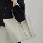 Sac Cabas en Cuir Véritable Grande Capacité pour Femme blanc porté par une femme