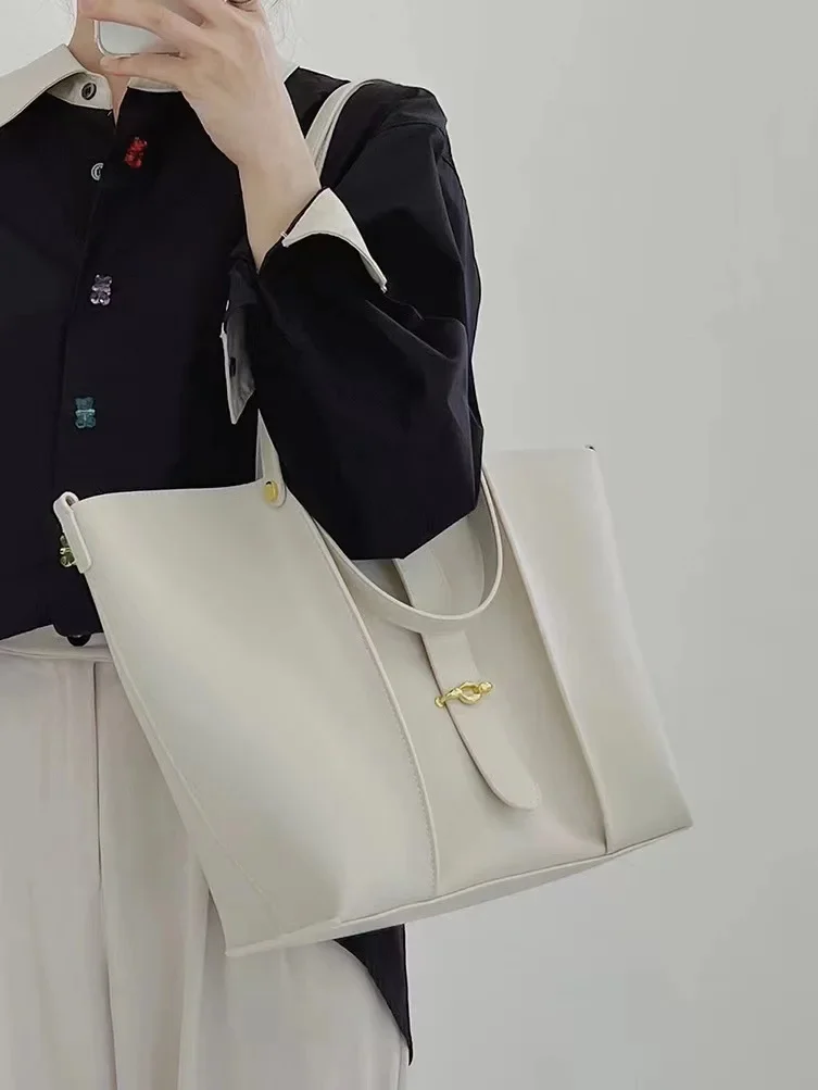 Sac Cabas en Cuir Véritable Grande Capacité pour Femme - Modèle Haut de Gamme 7 Sac Cabas en Cuir Véritable Grande Capacité pour Femme blanc porté par une femme