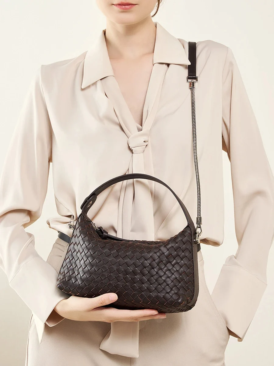 Femme portant le sac dumpling marron élégant