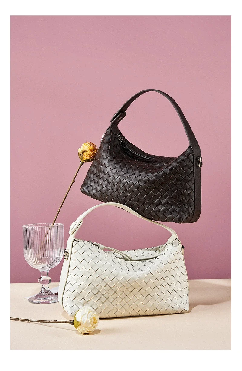 Sac dumpling posé sur une table élégante