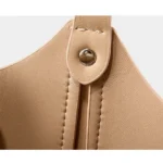 Finitions soignées du sac messenger en cuir blanc laiteux