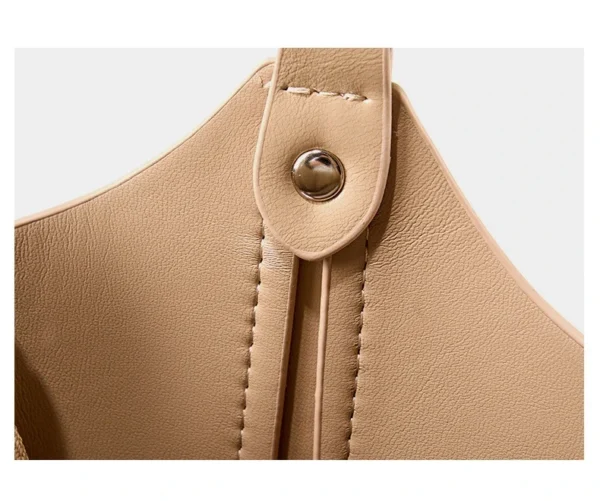 Finitions soignées du sac messenger en cuir blanc laiteux