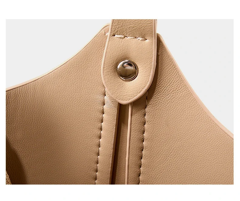 Finitions soignées du sac messenger en cuir blanc laiteux