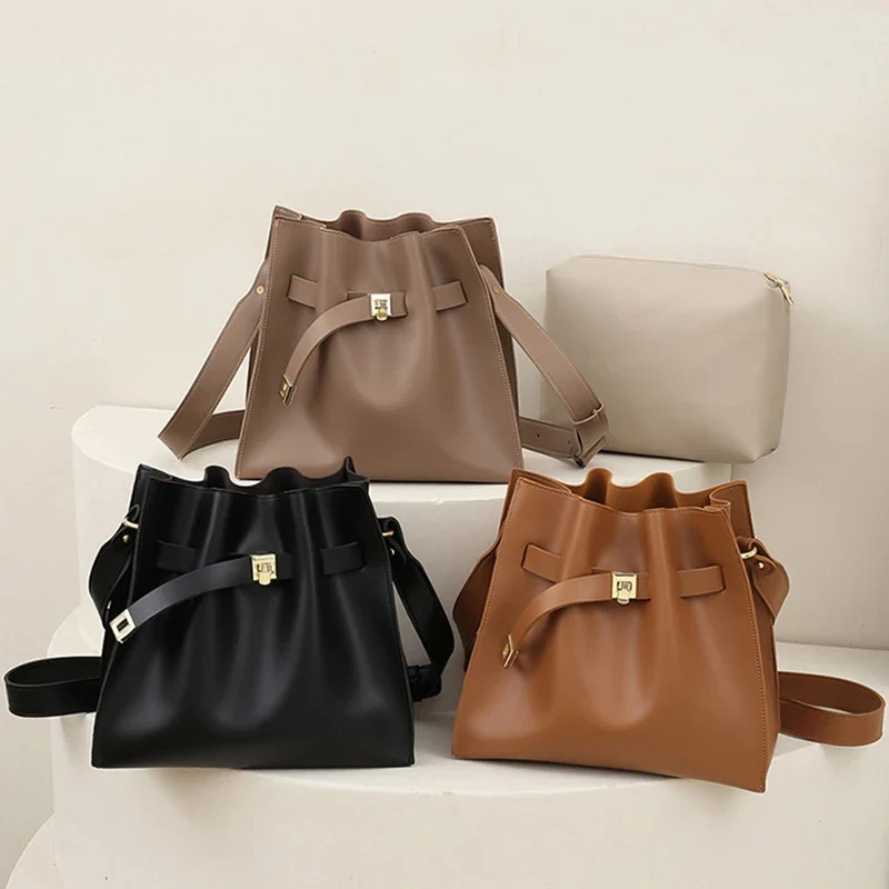 Sac seau grande capacité pour femme en cuir gris thé avec bandoulière réglable.colors