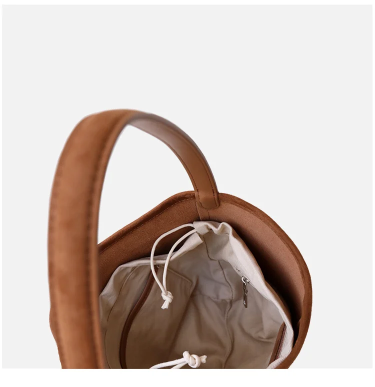 Sac Seau en Suède et Cuir de Vachette - Grande Capacité 3 Vue intérieure du sac sans doublure en cuir naturel