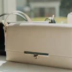 Vue latérale du sac blanc avec bandoulière ajustable
