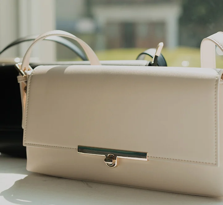 Vue latérale du sac blanc avec bandoulière ajustable
