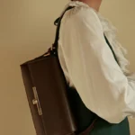 Sac messenger noir rétro avec poche zippée