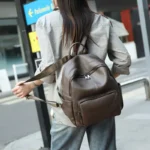 Sac à dos marron avec poches multiples pour femme