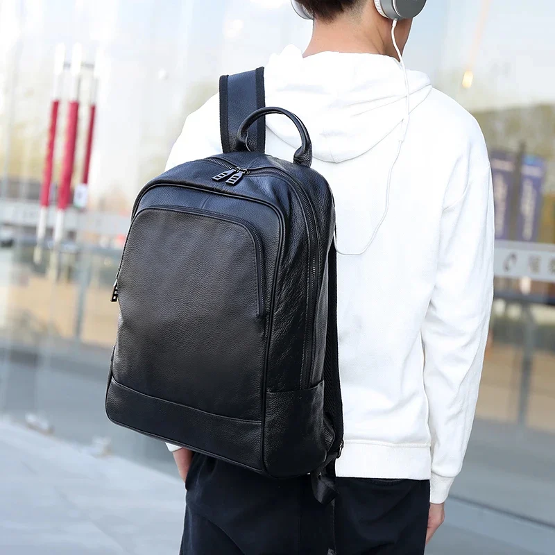 Sac à Dos de Voyage en Cuir Véritable - Élégance et Grande Capacité 4 Design polyvalent du sac à dos de voyage en cuir, adapté aux affaires.