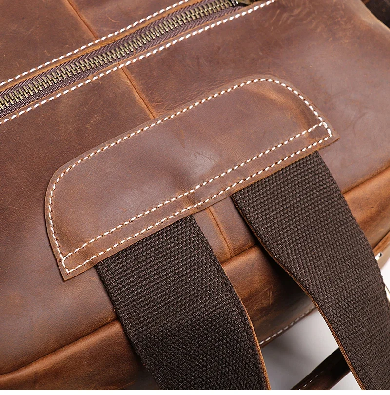 Zoom sur les coutures renforcées du sac à dos en cuir Crazy Horse.