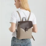 Sac à dos élégant en cuir marron avec texture lisse