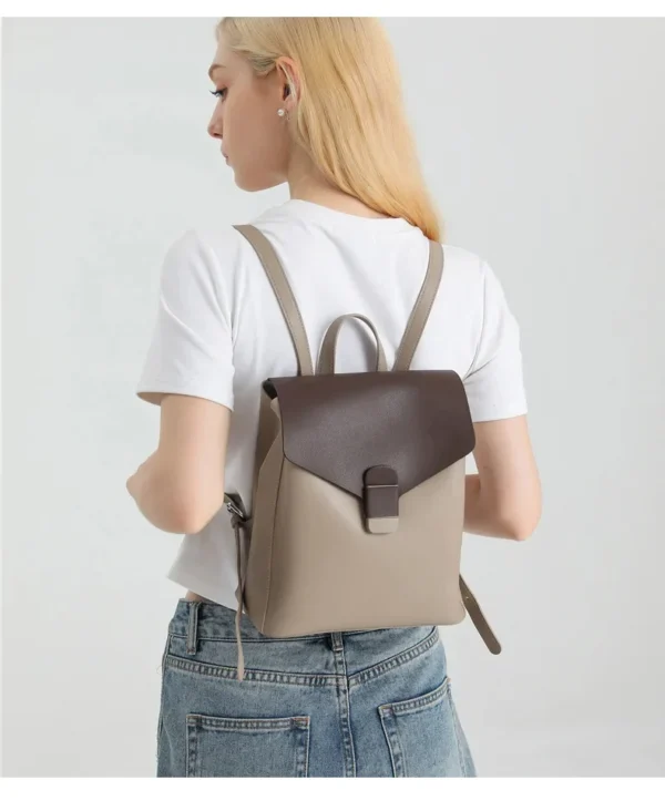 Sac à dos élégant en cuir marron avec texture lisse