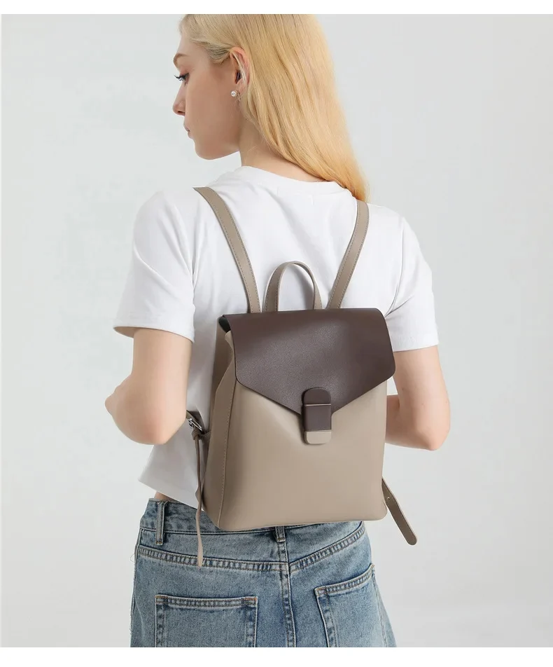 Sac à dos élégant en cuir marron avec texture lisse