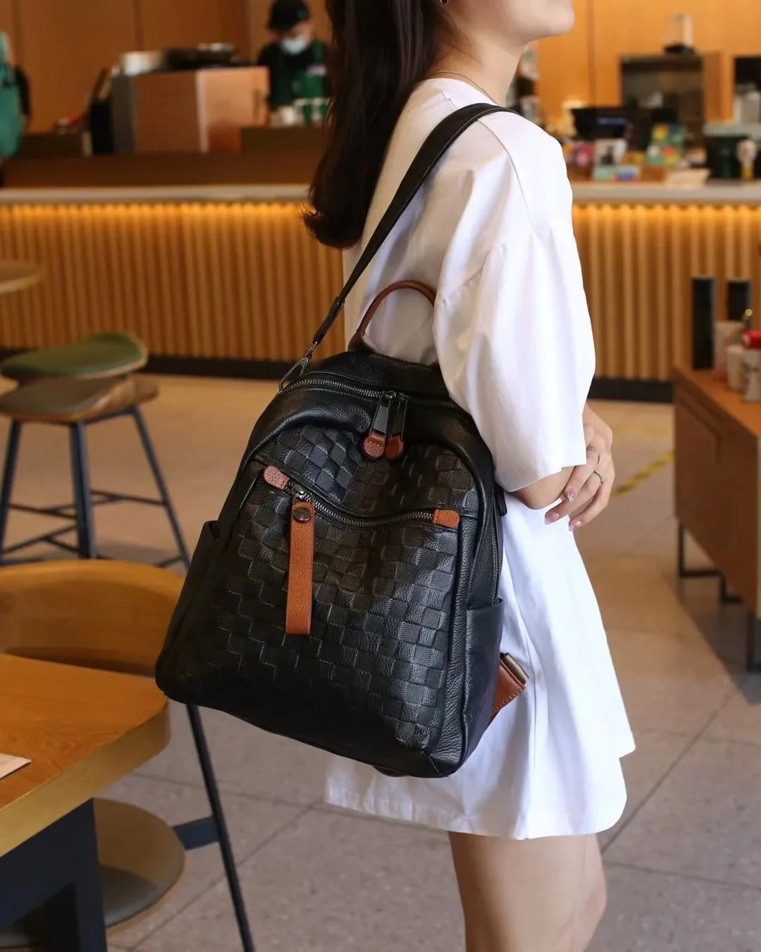 Sac artisanal noir pour femme avec détails élégants