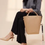 Sac à épaule en cuir marron châtaigne avec bandoulière unique