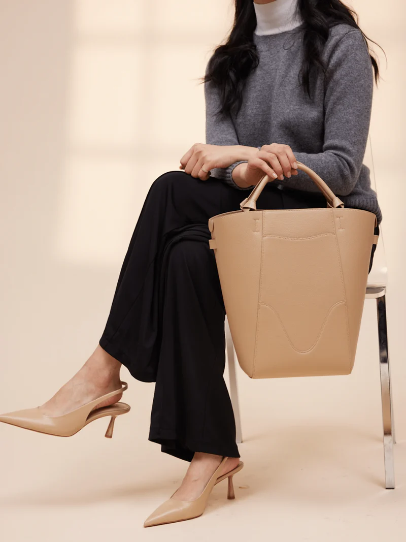 Sac cabas en cuir véritable porté à l’épaule