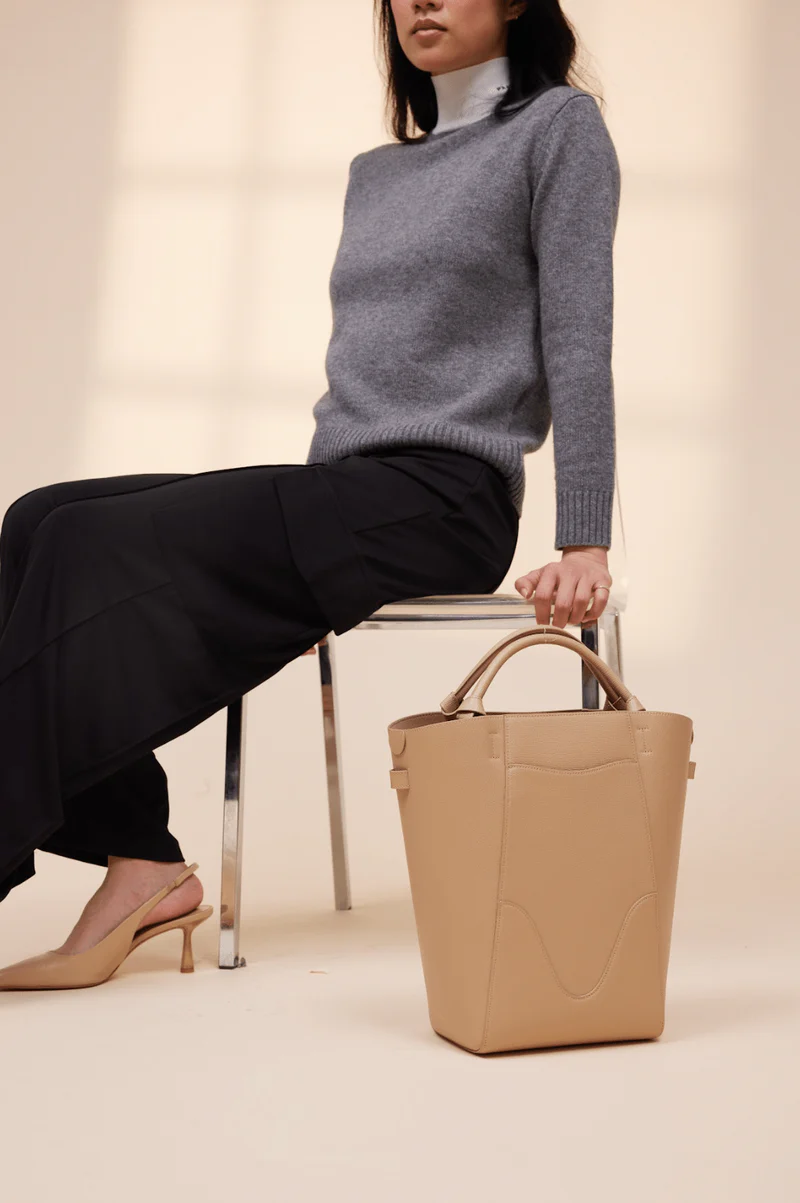 Sac à épaule en cuir marron châtaigne avec bandoulière unique1
