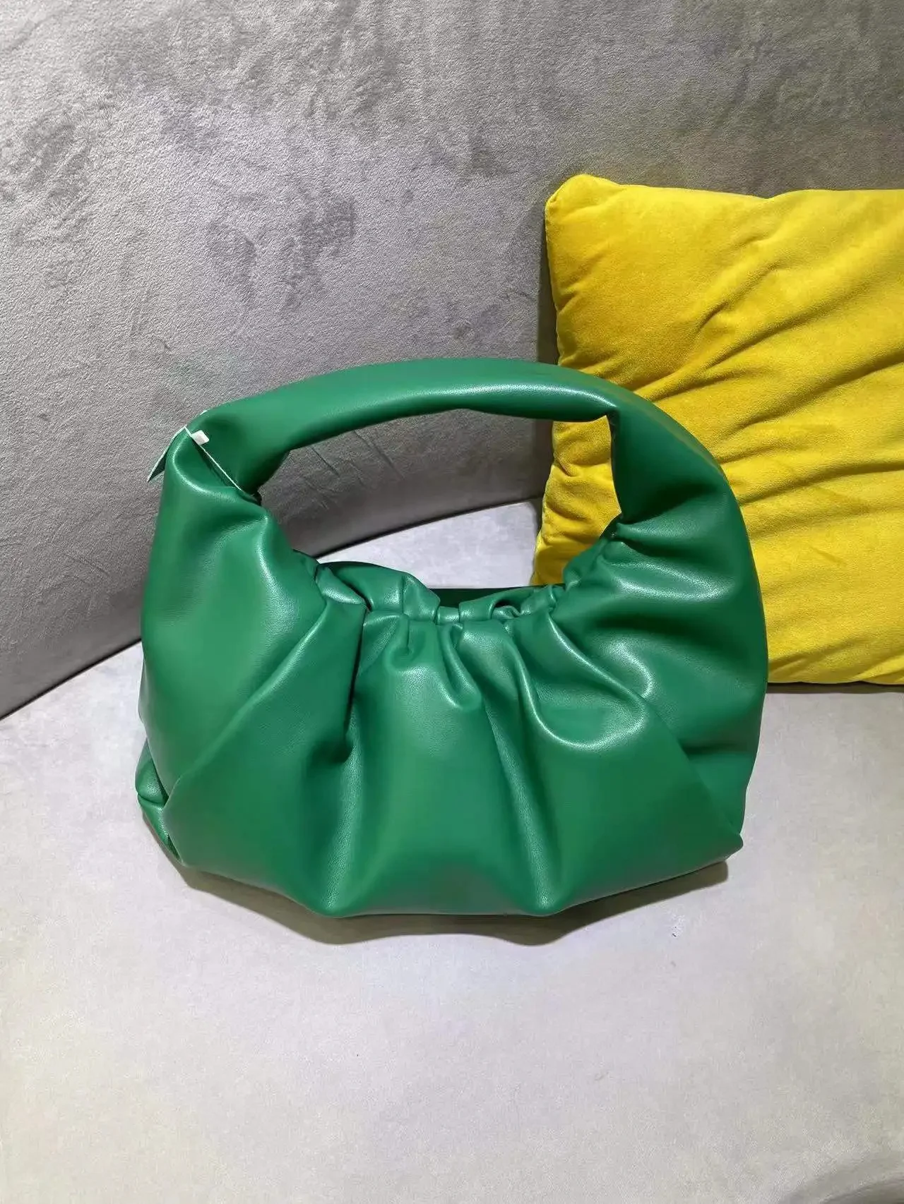 Sac à Main en Cuir pour Femme avec Design Panier - Style Rétro 17 Détails des finitions du cuir de vachette vert
