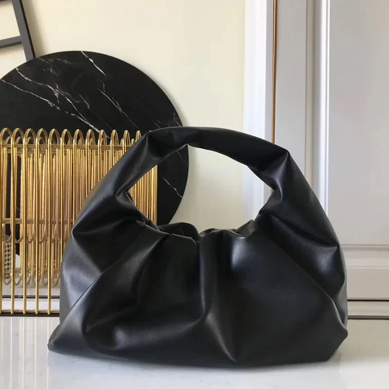 Sac à main noir en cuir véritable avec plis élégants