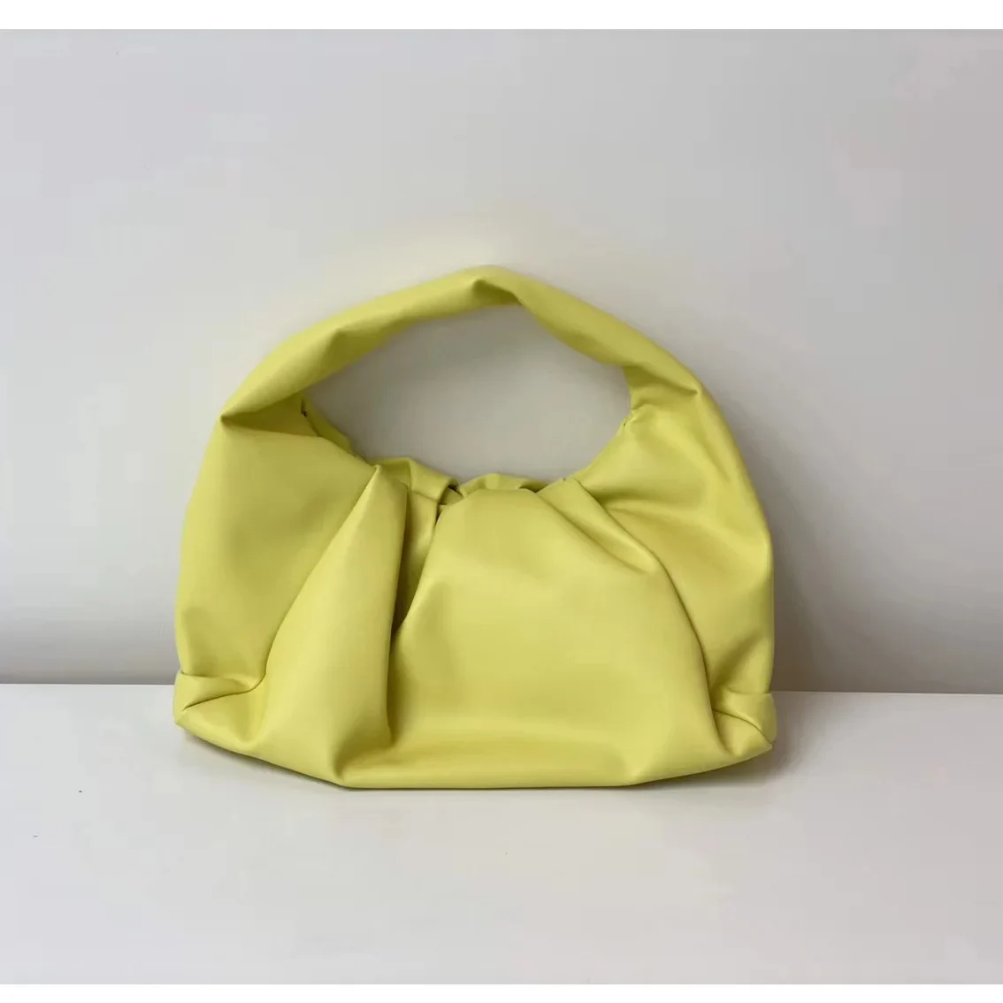 Sac à main en cuir vert avec design panier