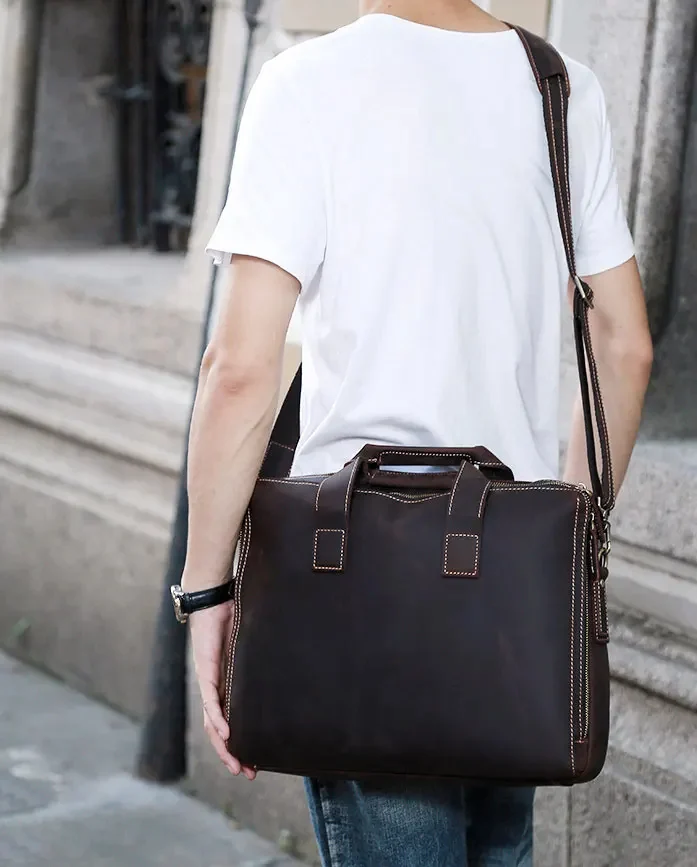 Sacoche business cuir premium posée avec ordinateur portable et stylos.