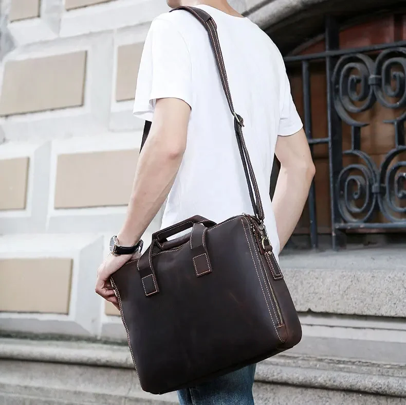 Sacoche business en cuir premium portée par un professionnel