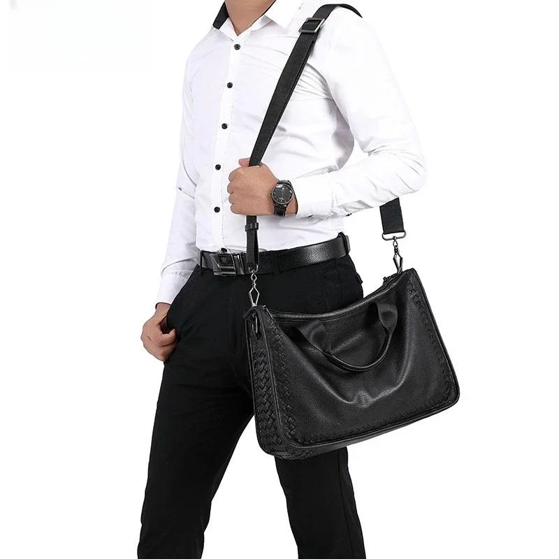 Sacoche homme en cuir noir portée par un professionnel en tenue business-casual.