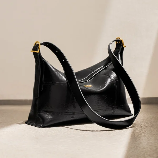 Sac bandoulière noir avec doublure polyester résistante
