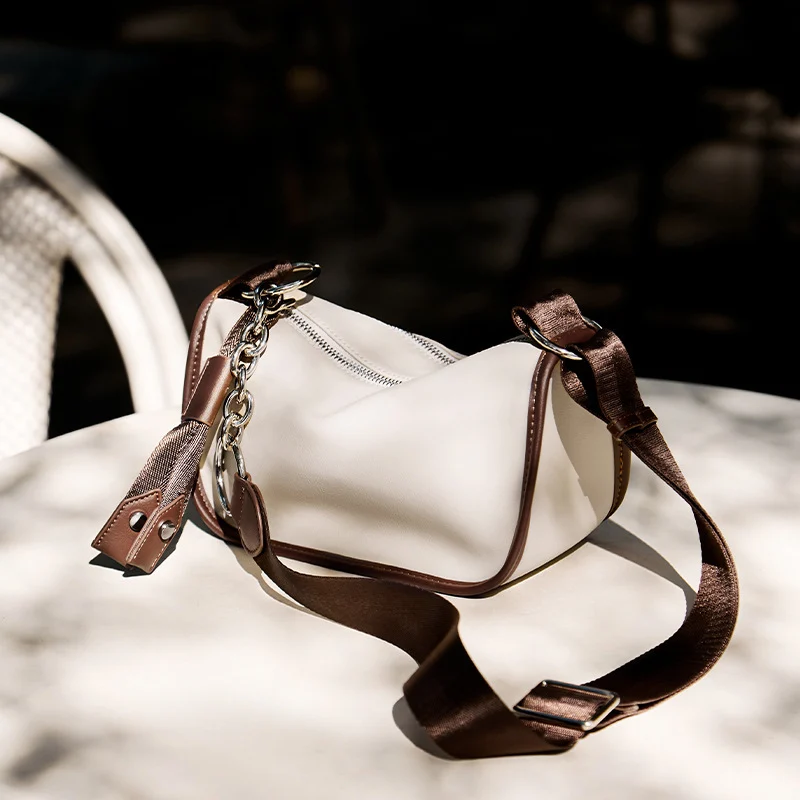 Sac à Dos en Cuir Véritable pour Femme - Motif Tressé avec Détails Contrastants 6 Détail des coutures sur le sac à dos en cuir véritable