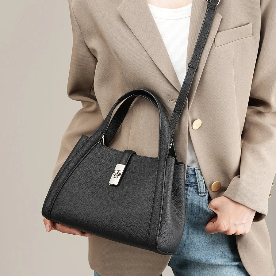 une femme porte notre Sac à main artisanal en cuir véritable noir