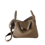 Sac seau vintage en cuir véritable vu de face.