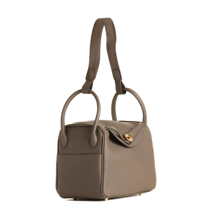 Vue latérale du sac seau vintage élégant avec bandoulière.
