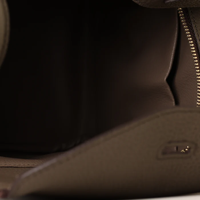 Intérieur du sac seau vintage en cuir véritable avec compartiments.
