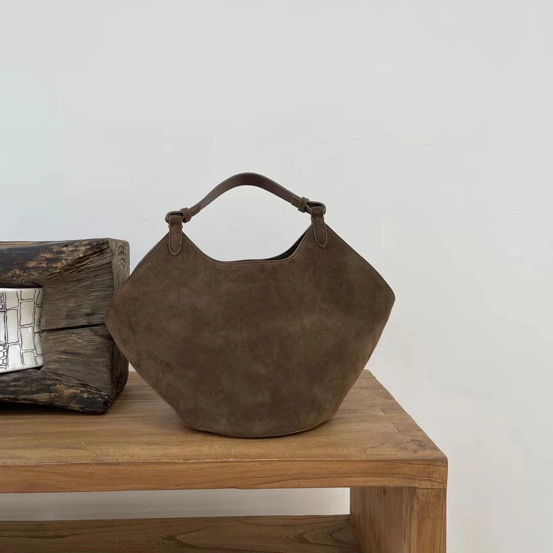 Sac Seau en Cuir Véritable Mat – Élégance et Grande Capacité 1 Sac Seau en Cuir Véritable Mat – Élégance et Grande Capacité