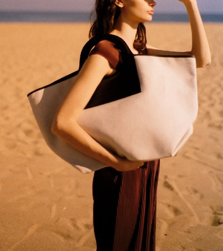 Sac Shopping en Toile & Cuir – Élégance Artisanale et Engagement Écoresponsable 4 Sac Shopping en Toile & Cuir – Élégance Artisanale et Engagement Écoresponsable