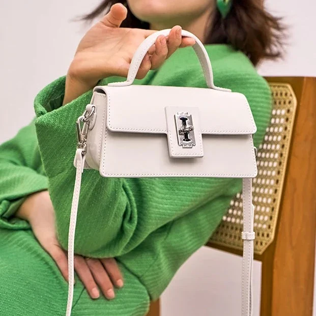 Petit Sac en Cuir Véritable – Élégance et Polyvalence 2 Petit Sac en Cuir Véritable – Élégance et Polyvalence