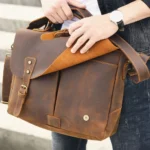 Sac Messenger en Cuir Crazy Horse – Élégance Rétro et Fonctionnalité Moderne