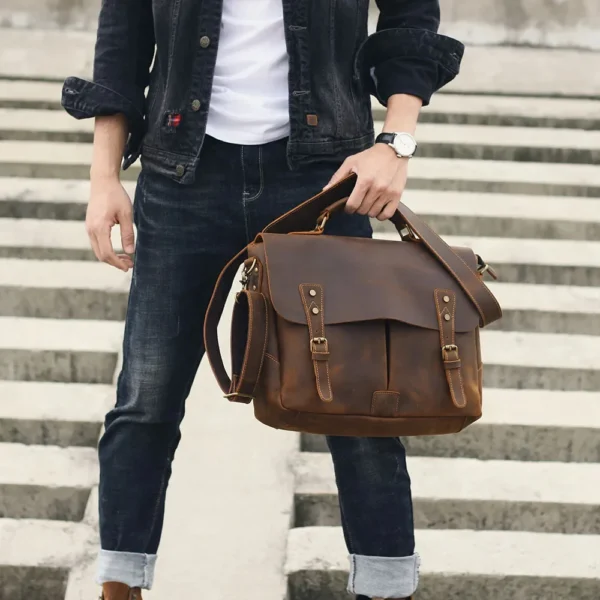 Sac Messenger en Cuir Crazy Horse – Élégance Rétro et Fonctionnalité Moderne