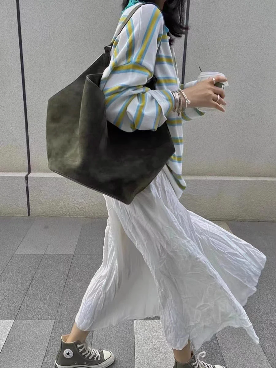 Sac Seau en Cuir Véritable Mat – Élégance et Grande Capacité 3 Sac Seau en Cuir Véritable Mat – Élégance et Grande Capacité