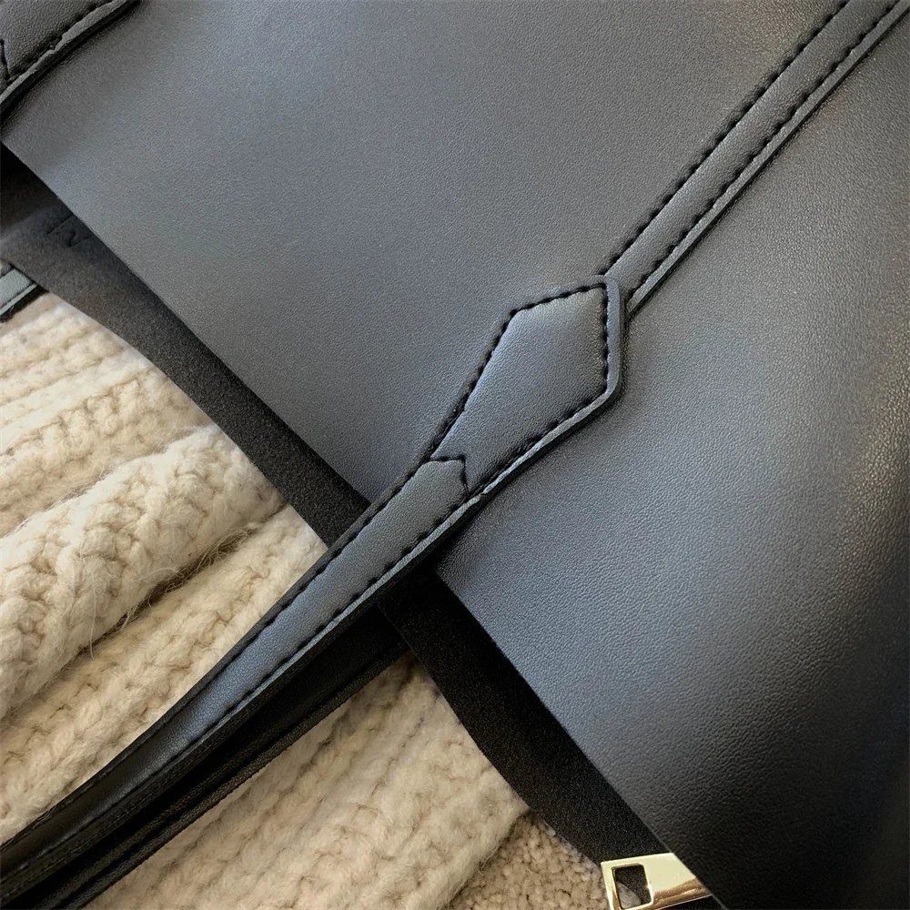 Sac à Bandoulière en Cuir Véritable – Élégance et Fonctionnalité