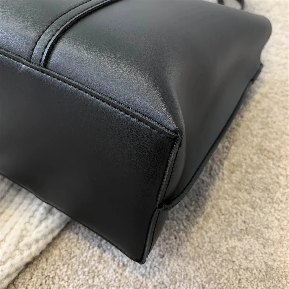 Sac à Bandoulière en Cuir Véritable – Élégance et Fonctionnalité